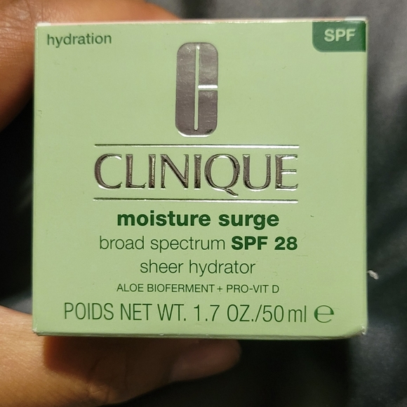 Clinique Moisture Surge™ Broad Spectrum SPF 28 Sheer Hydrator Moisturizer - Picture 2 of 8